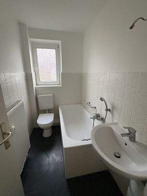 Tageslichtbad mit Wanne