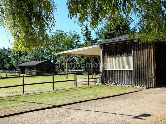 Blick auf die Halle und den Offenstall