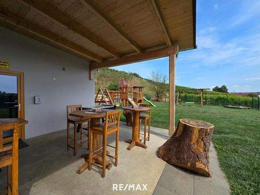 Raucherbereich mit Sicht zum Spielplatz