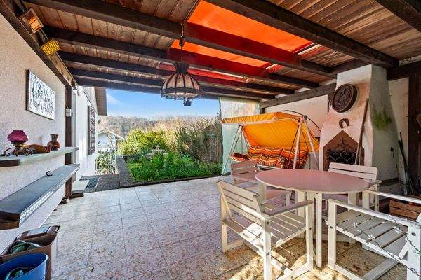 schöner Sitzplatz neben dem Haus