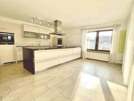 ...Küche mit Essbereich