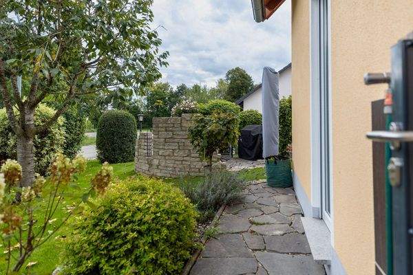 Modernes Familienhaus mit Traumgarten und Blick ins Grüne