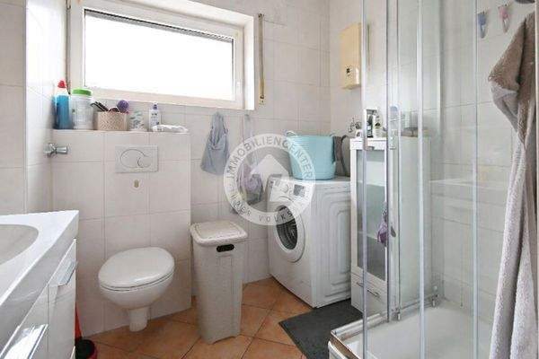 Das Tageslichtbad mit Dusche und Waschmaschinenanschluss.