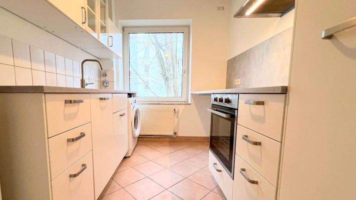 Moderne Einbauküche aus dem Jahr 2024