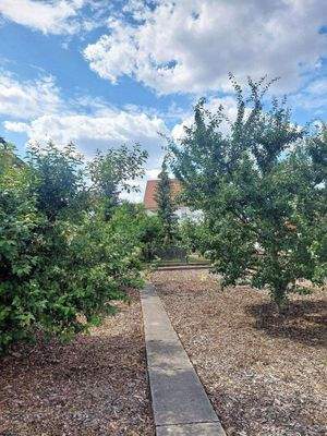 Garten vor dem denkmalgeschützen Gebäude 