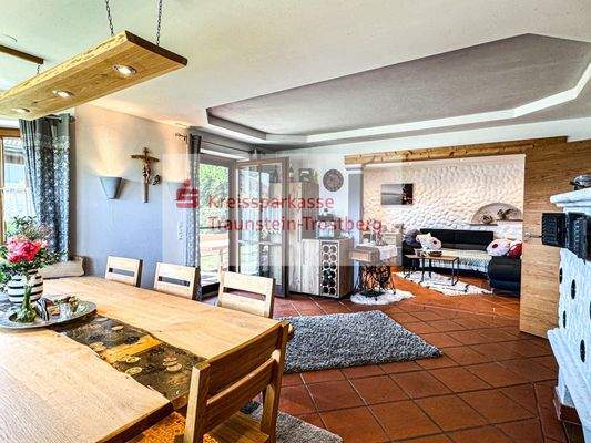 großer Wohn-/Essbereich mit Kachelofen
