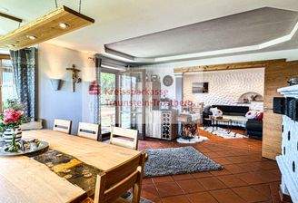 großer Wohn-/Essbereich mit Kachelofen