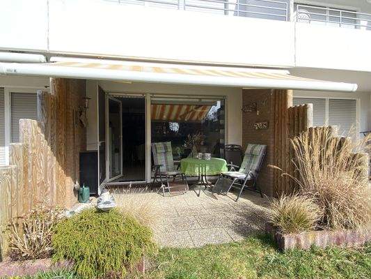 Blick auf die sonnige Terrasse