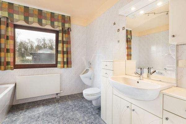 Dusch - und Wannenbad im Erdgeschoss