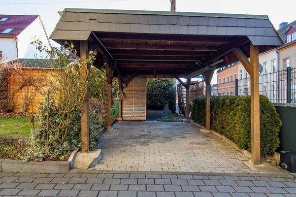 Carport auf dem Grundstück