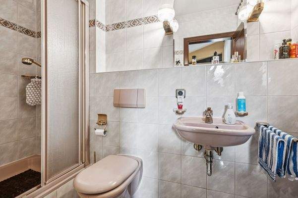 Bad mit Dusche und WC im EG