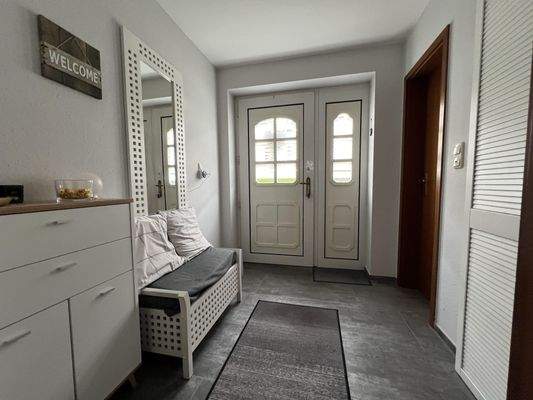 Windfang mit Zugang zum Gäste-WC