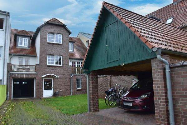 Hofseite mit Carport