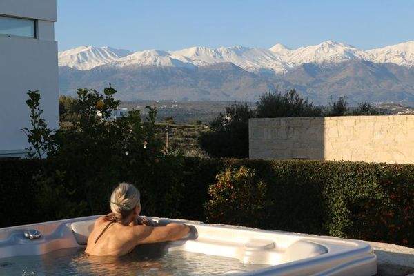 Kreta, Plaka: 2 Luxusvillen mit Tennisplatz, Olivenhain und atemberaubendem Meerblick zu verkaufen