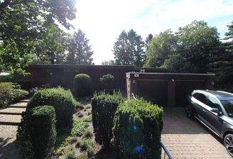 1 - Ansicht von der Zufahrt