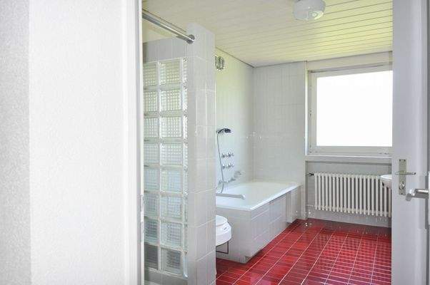 Bad mit Zugang zur Ankleide und Elternschlafzimmer