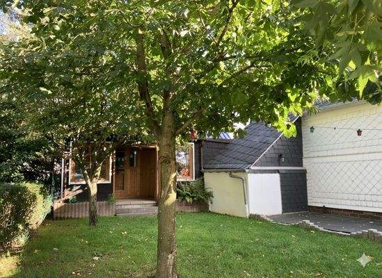 Gartenbereich - Blick Richtung Terrasse & Laube