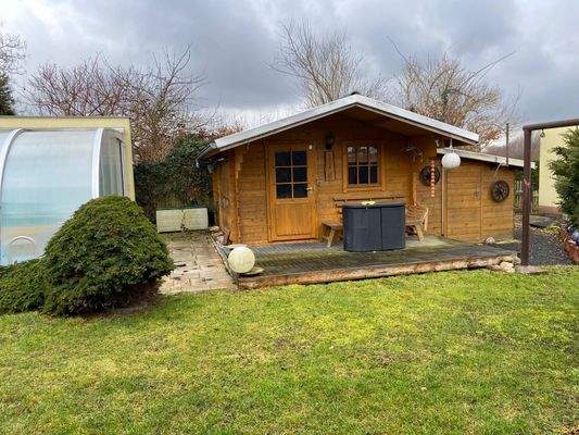 Gartenhütte im Außenbereich.jpeg