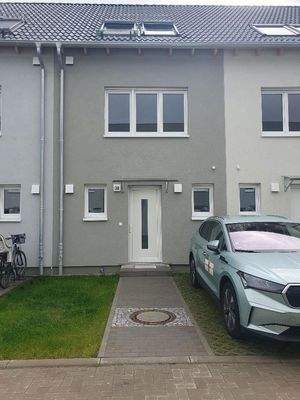 Hauseingang und Stellplatz 1