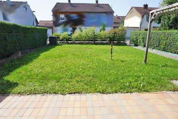 Platz zum Spielen und Gärtnern