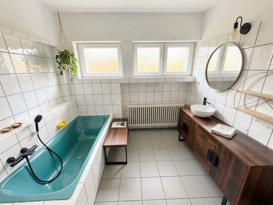 OG Badezimmer Blick zu Fenstern