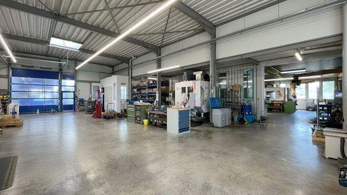 Erdgeschoss | Die geräumige Halle, ausgestattet mit einem praktischen Rolltor