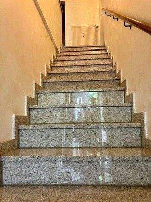 Granittreppe ins OG.jpg