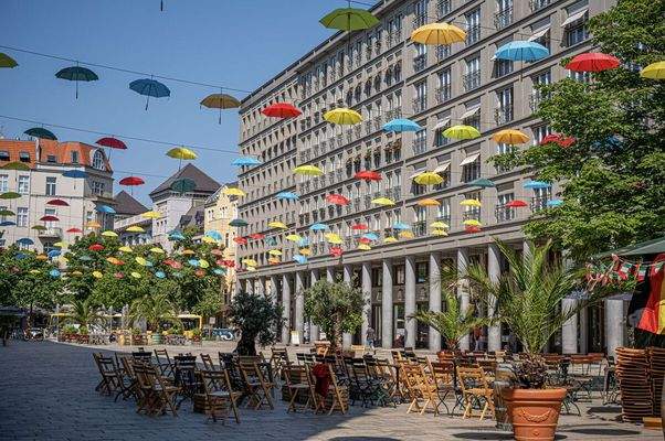 Platz mit Regenschirmen