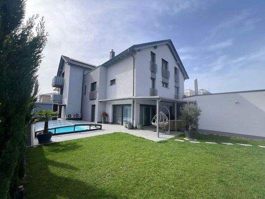 Haus mit Garten + Pool