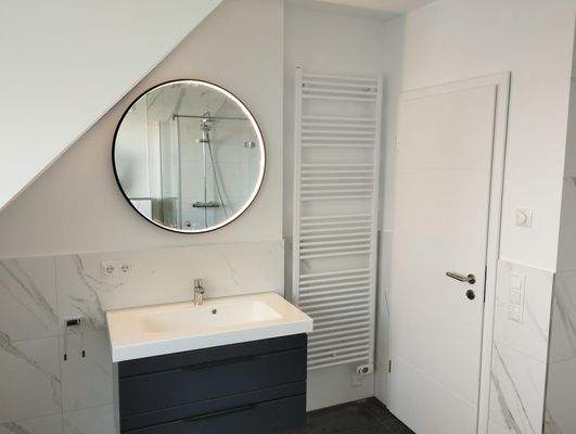 Badezimmer sicht auf Waschtisch