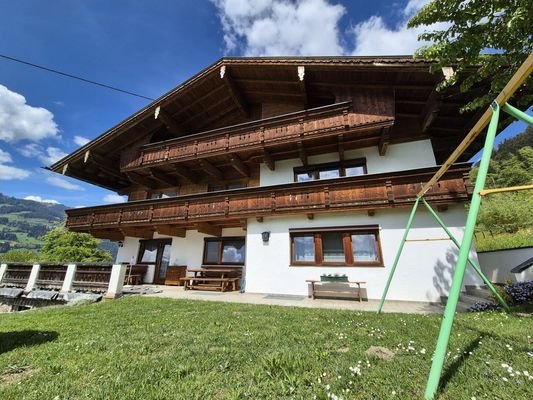 Außenansicht Südseite mit Garten und Terrasse