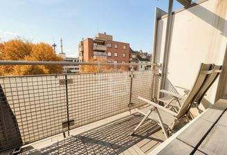 Balkon mit Stadtblick  - (KI generiert)