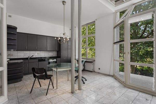 Außergewöhnlich geräumige Küche (27,92m²) mit  Zugang zum Balkon ...