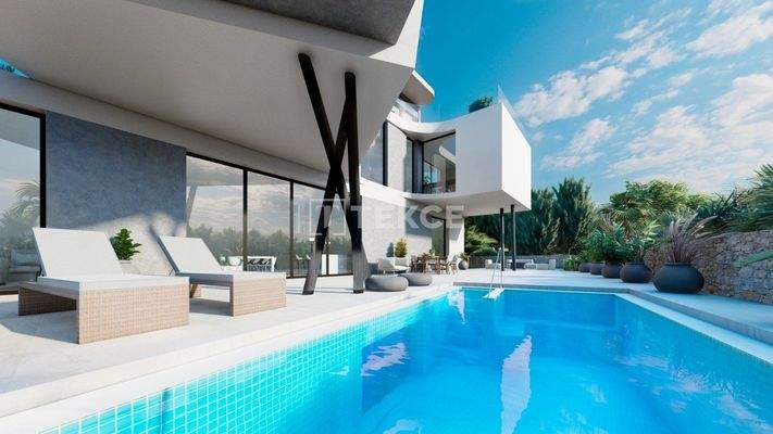 Luxurious 5-Bedroom Villa Near the Beach in Orihuela Costa