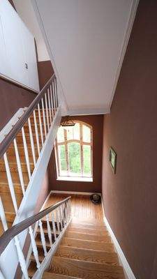 Treppenhaus mit historischem Fenster