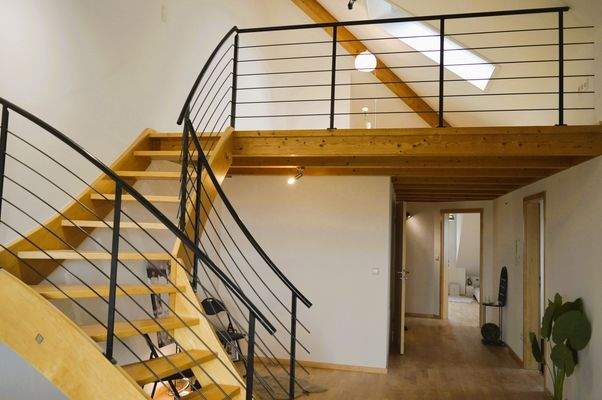 Treppe zur offenen Galerie hoch