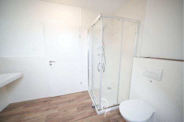 Bad mit Wanne und Dusche OG