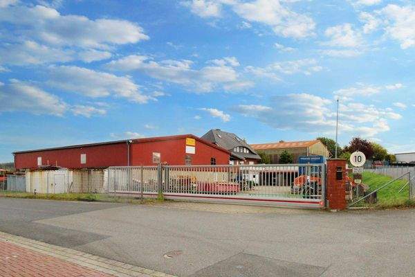 Einfahrt zur Halle und Garagen