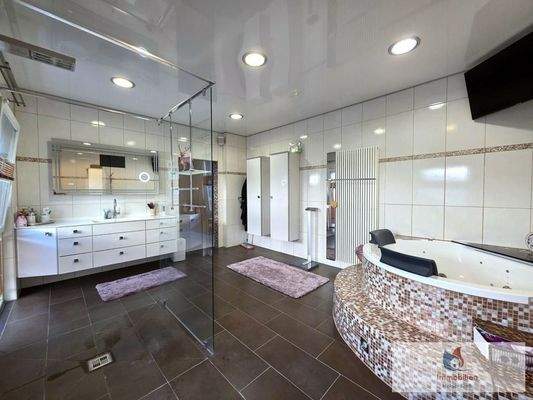 Mastebad mit großer Dusche und Whirlpoolwanne