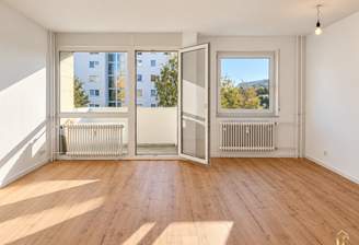 Wohnzimmer mit Balkon