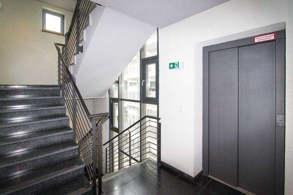 Treppenhaus und Aufzug