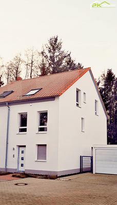 Außenansicht mit Garage