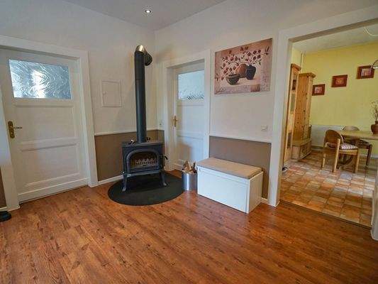 Geräumiger Flur mit Kamin