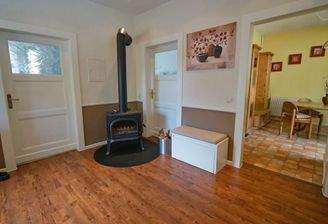 Geräumiger Flur mit Kamin