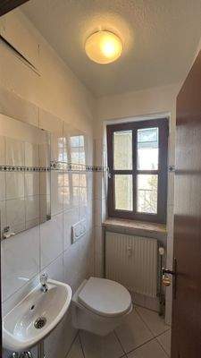 Helles Badezimmer mit Fenster