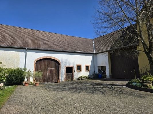 Hof mit Nebengebäude 1