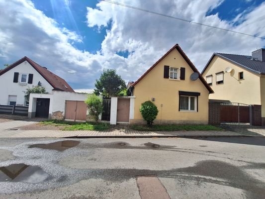 Vorderansicht Haus und Garage von Straße aus