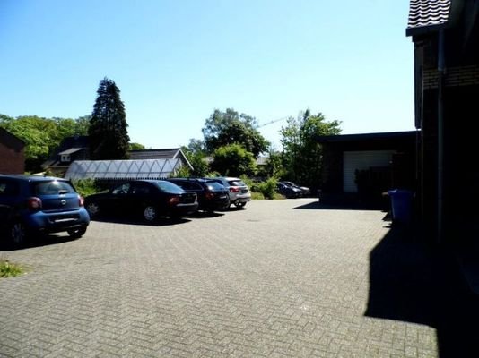 12 Außenansicht - Parkplatz