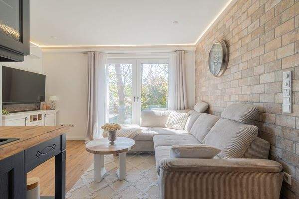 Wohnbereich mit Natursteinwand 