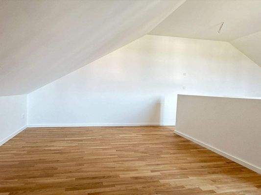 Teilbereich Dachstudio mit Fb-Heizung und Eichenpa